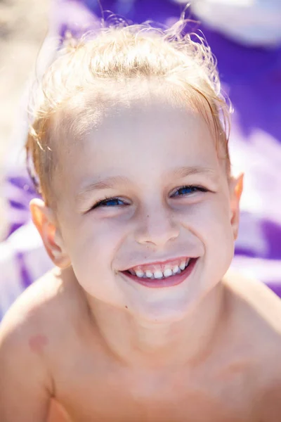 Portrait d'un beau petit garçon au soleil — Photo