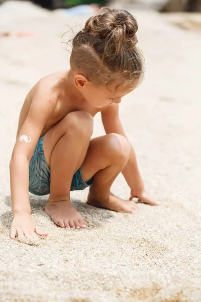 Petit garçon construit un château de sable — Photo