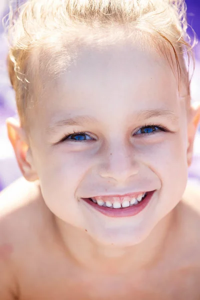 Portrait d'un beau petit garçon au soleil — Photo