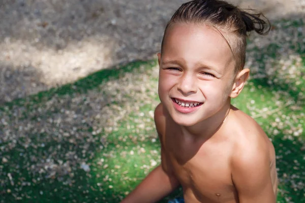 Retrato de um lindo menino à luz do sol — Fotografia de Stock