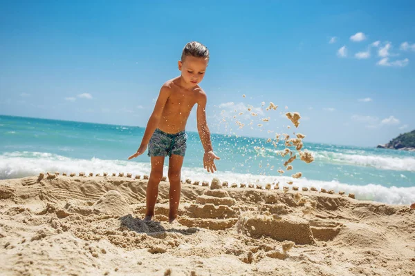Jongetje bouwde een zandkasteel — Stockfoto