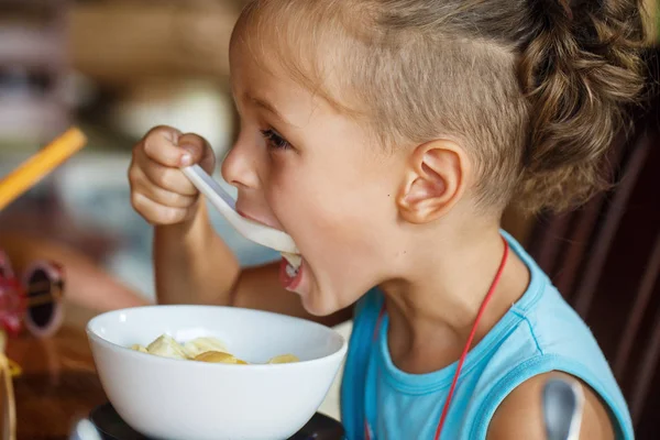 Schöner Junge frühstückt mit Haferbrei — Stockfoto