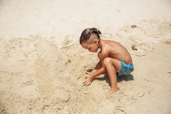 Menino construiu um castelo de areia — Fotografia de Stock