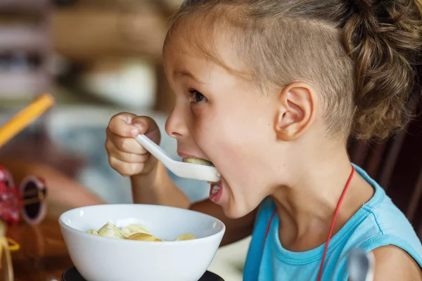 Schöner Junge frühstückt mit Haferbrei — Stockfoto