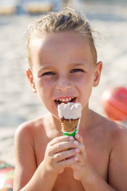 Bir dondurma yeme güzel bebek çocuk 