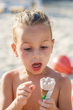Bir dondurma yeme güzel bebek çocuk 