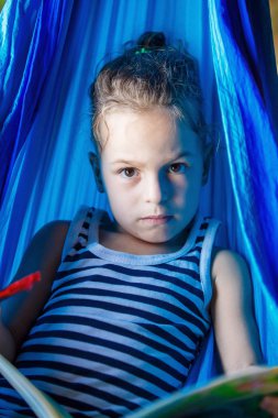 bir hamakta bir kitap okuma yakışıklı çocuk