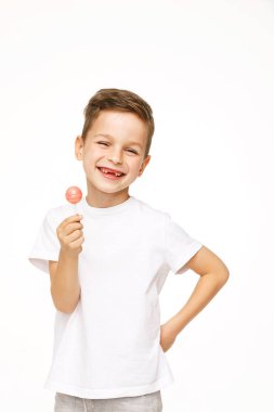 beyaz bir arka plan üzerinde bir lolipop ile küçük çocuk 