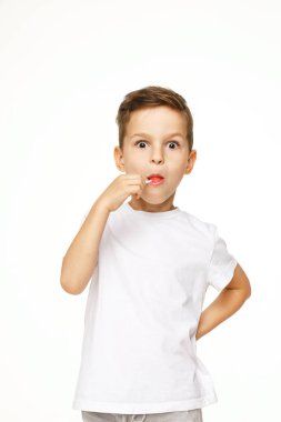 beyaz bir arka plan üzerinde bir lolipop ile küçük çocuk 