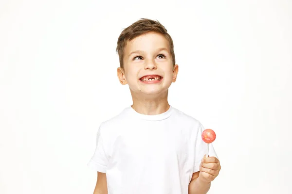 Μικρό αγόρι με ένα γλειφιτζούρι σε λευκό φόντο — Φωτογραφία Αρχείου