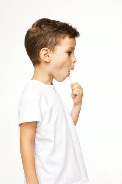 beyaz bir arka plan üzerinde bir lolipop ile küçük çocuk 