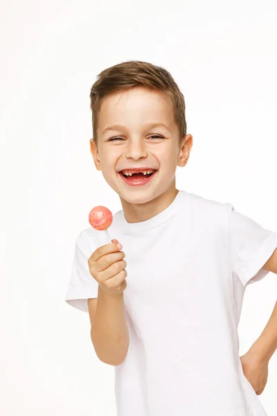 Menino com um pirulito em um fundo branco — Fotografia de Stock