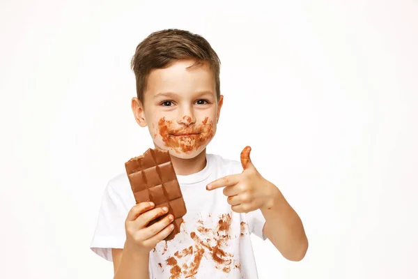 Petit garçon avec le visage et les mains en chocolat — Photo