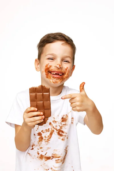 Kleine jongen met gezicht en handen in chocolade — Stockfoto