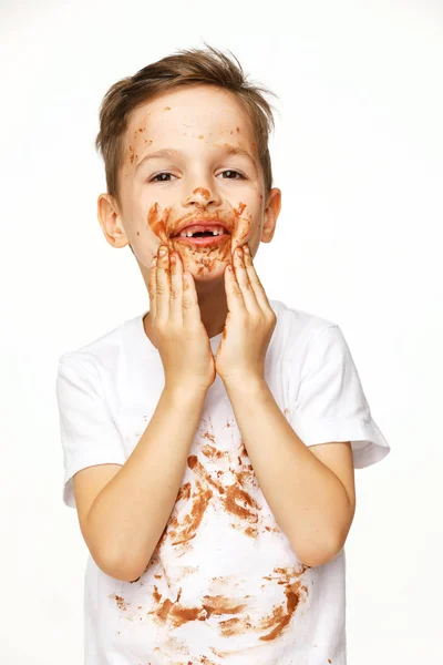 Petit garçon avec le visage et les mains en chocolat — Photo