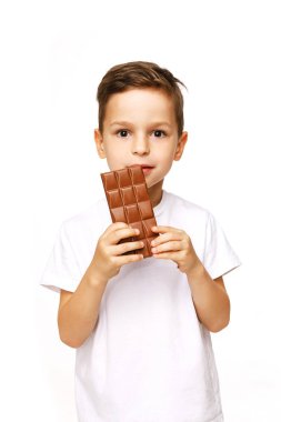 küçük güzel çocuk tutarak çikolata stüdyo vurdu 