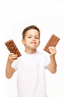 küçük güzel çocuk tutarak çikolata stüdyo vurdu 