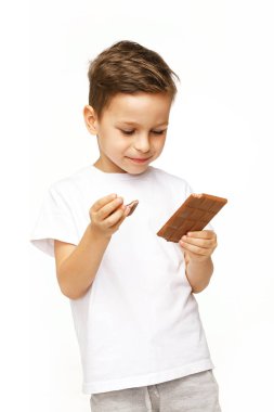küçük güzel çocuk tutarak çikolata stüdyo vurdu 