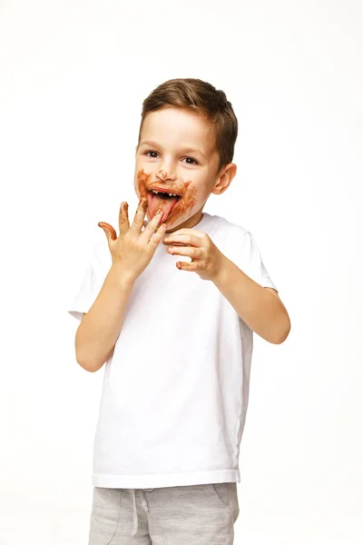 Kisfiú arcát és kezét a csokoládé — Stock Fotó