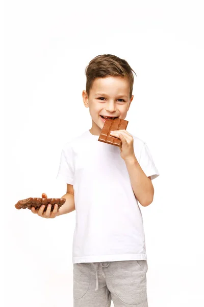 Маленький красивый мальчик держит шоколадные конфеты студийный снимок — стоковое фото