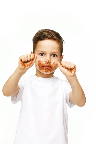 チョコレートで顔と手を持つ小さな男の子 — ストック写真