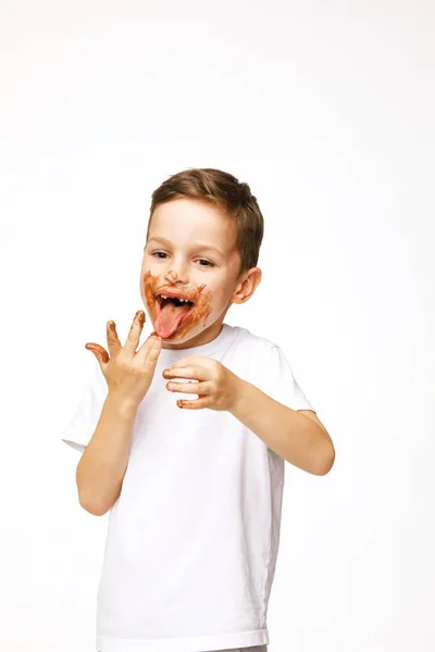 Chlapeček s obličejem a rukama v čokoládě — Stock fotografie