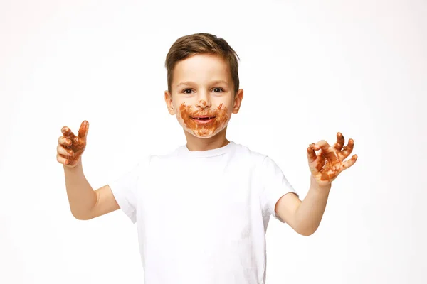 Petit garçon avec le visage et les mains en chocolat — Photo