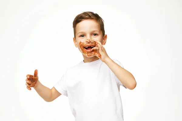 Petit garçon avec le visage et les mains en chocolat — Photo