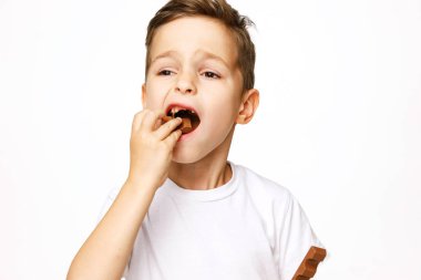 küçük güzel çocuk tutarak çikolata stüdyo vurdu 