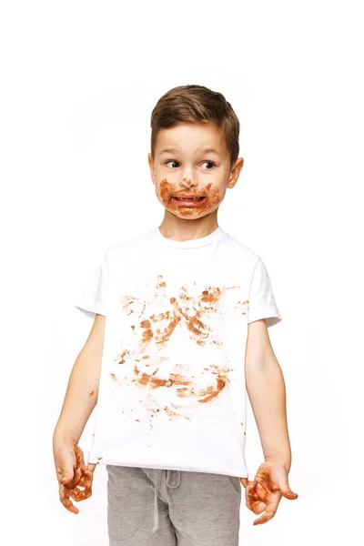Маленький хлопчик з обличчям і руками в шоколаді — стокове фото