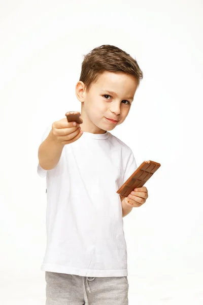 Menino bonito segurando chocolates estúdio tiro — Fotografia de Stock