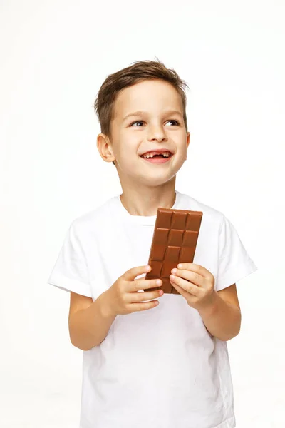 Menino bonito segurando estúdio de chocolate tiro — Fotografia de Stock