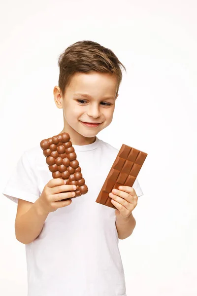 Petit beau garçon tenant chocolats studio tourné — Photo