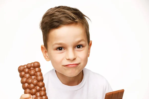Menino bonito segurando chocolates estúdio tiro — Fotografia de Stock