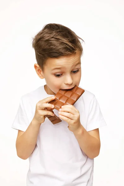 Pequeño hermoso chico celebración chocolate estudio disparo — Foto de Stock