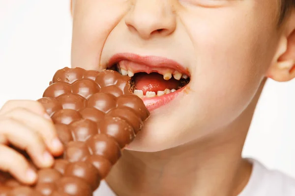 Kleine mooie jongen eten chocolade Studio geschoten — Stockfoto