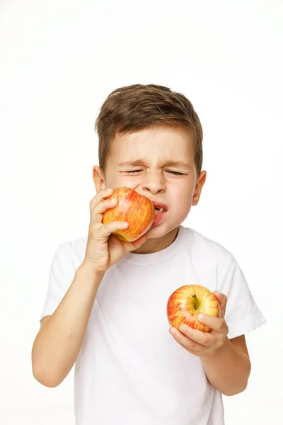 Ragazzino sta mangiando mela con mal di denti — Foto Stock