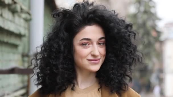 Mooie brunette met Afro kapsel. Glimlacht, lacht, en scheuren zijn hoofd. — Stockvideo