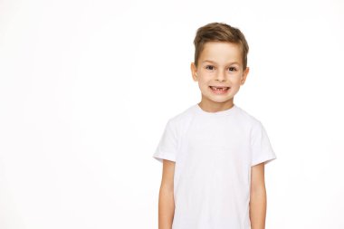Retrato de un hermoso niño aislado en blanco 
