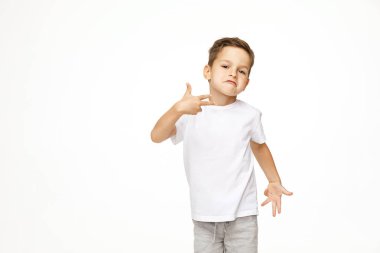 güzel çocuk beyaz bir arka planda dans ediyor 