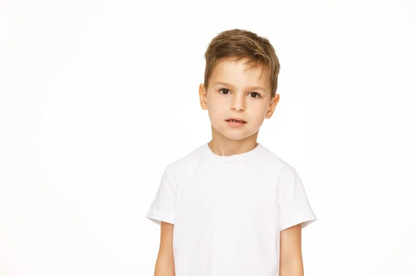 Portrét krásného chlapce izolovaných na bílém — Stock fotografie