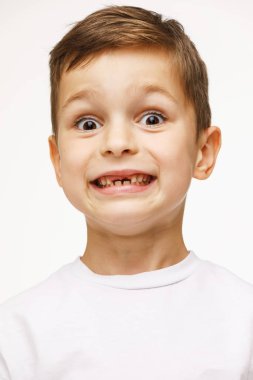 Retrato de un hermoso niño aislado en blanco 