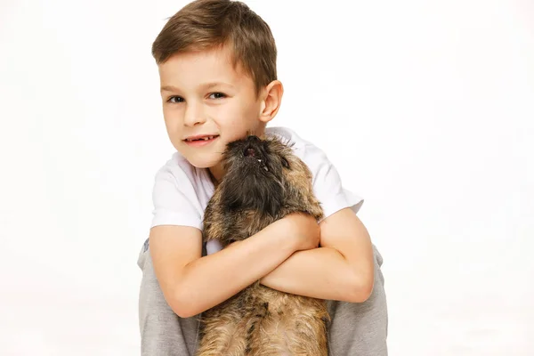 Mały chłopiec jest przytulanie Studio psa strzał — Zdjęcie stockowe