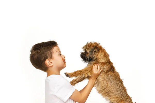Menino em chocolate com seu cão — Fotografia de Stock