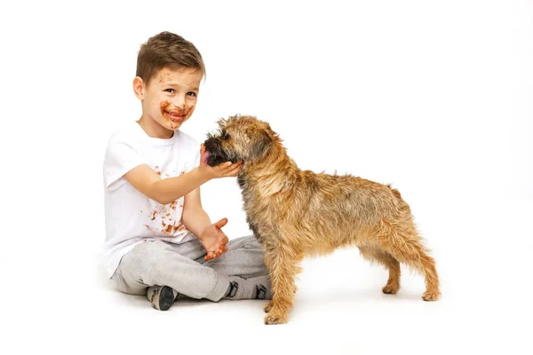 Menino em chocolate com seu cão — Fotografia de Stock