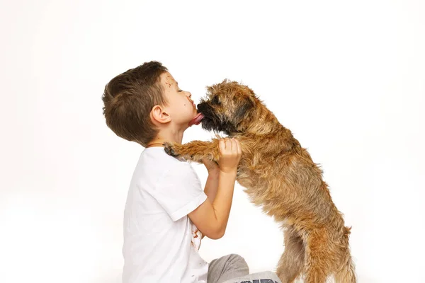 Niño en chocolate con su perro — Foto de Stock