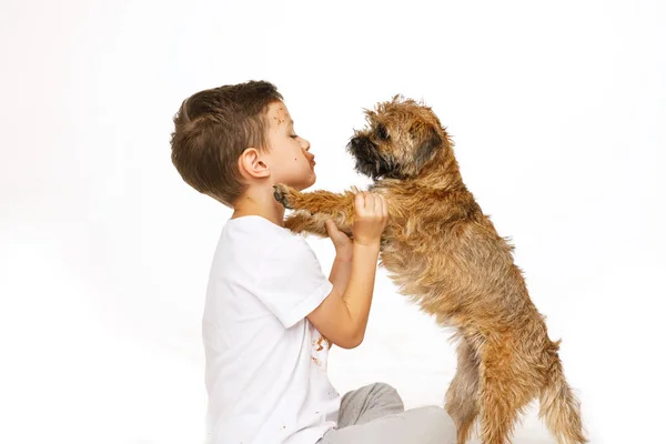 Menino em chocolate com seu cão — Fotografia de Stock