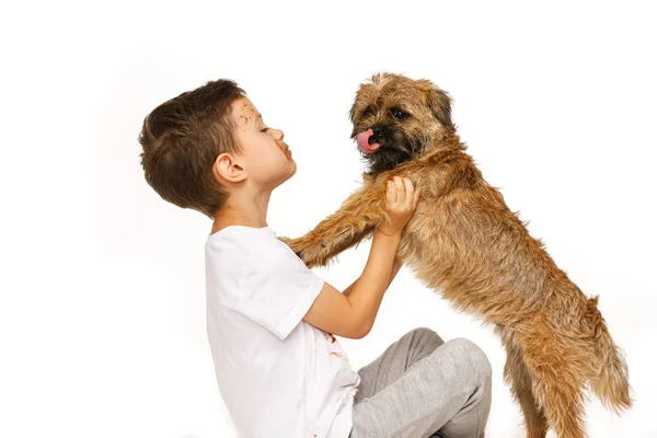 Menino em chocolate com seu cão — Fotografia de Stock