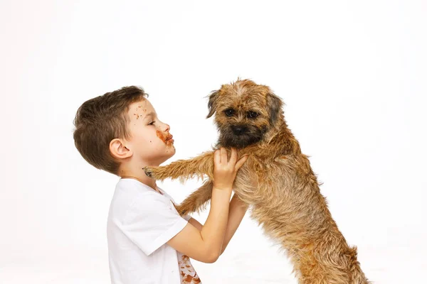 Menino em chocolate com seu cão — Fotografia de Stock