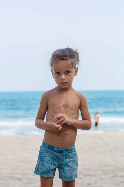 Retrato de um lindo menino à luz do sol — Fotografia de Stock